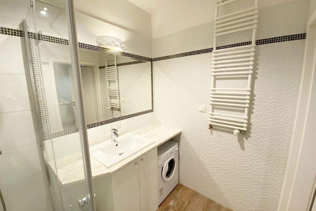 Exclusive 2Br! Apartment Near City Center +Netflix Varsó Kültér fotó