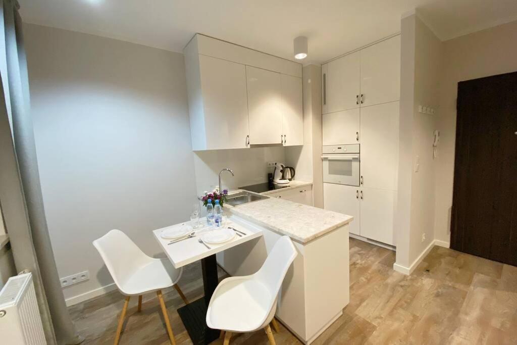 Exclusive 2Br! Apartment Near City Center +Netflix Varsó Kültér fotó